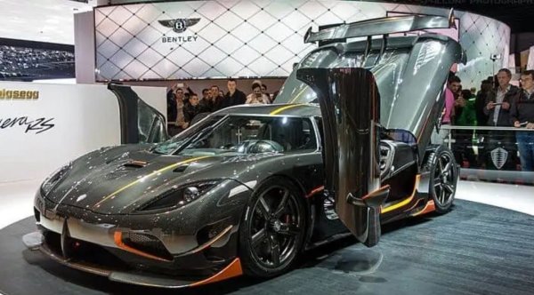 Agera RS беше представен на автомобилното изложение в Женева през 2015 г., привличайки доста голямо внимание - и има защо.Това е най-бързата кола в света днес. Компанията написа в Twitter през ноември 2017 г., че моделът е постигнал световен рекорд от 444 км/ч, документирайки момента във видео. Цялото това представяне идва от неговия туин-турбо V8 двигател с 1176 конски сили. Ускорява от 0 до 100 км/ч за 2,9 секунди.

Разбира се, винаги има място за дебат, когато се решава коя е най-бързата кола. Зависи как го измервате и дали приемате скоростта на вятъра или не, или върху какъв тип повърхност го тествате. На практика, освен престижа да бъдеш най-бързият, дали е 444 км/ч или 448 км/ч има изключително малка разлика.

Бавно, но сигурно колите стават по-бързи, но сега стават толкова бързи, че не можете да използвате цялата тази скорост. Въпреки това привлекателността на бързите коли едва ли ще изчезне скоро.
